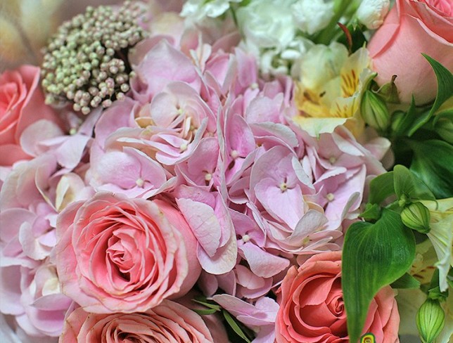 Букет с розовой гортензией и розами Фото